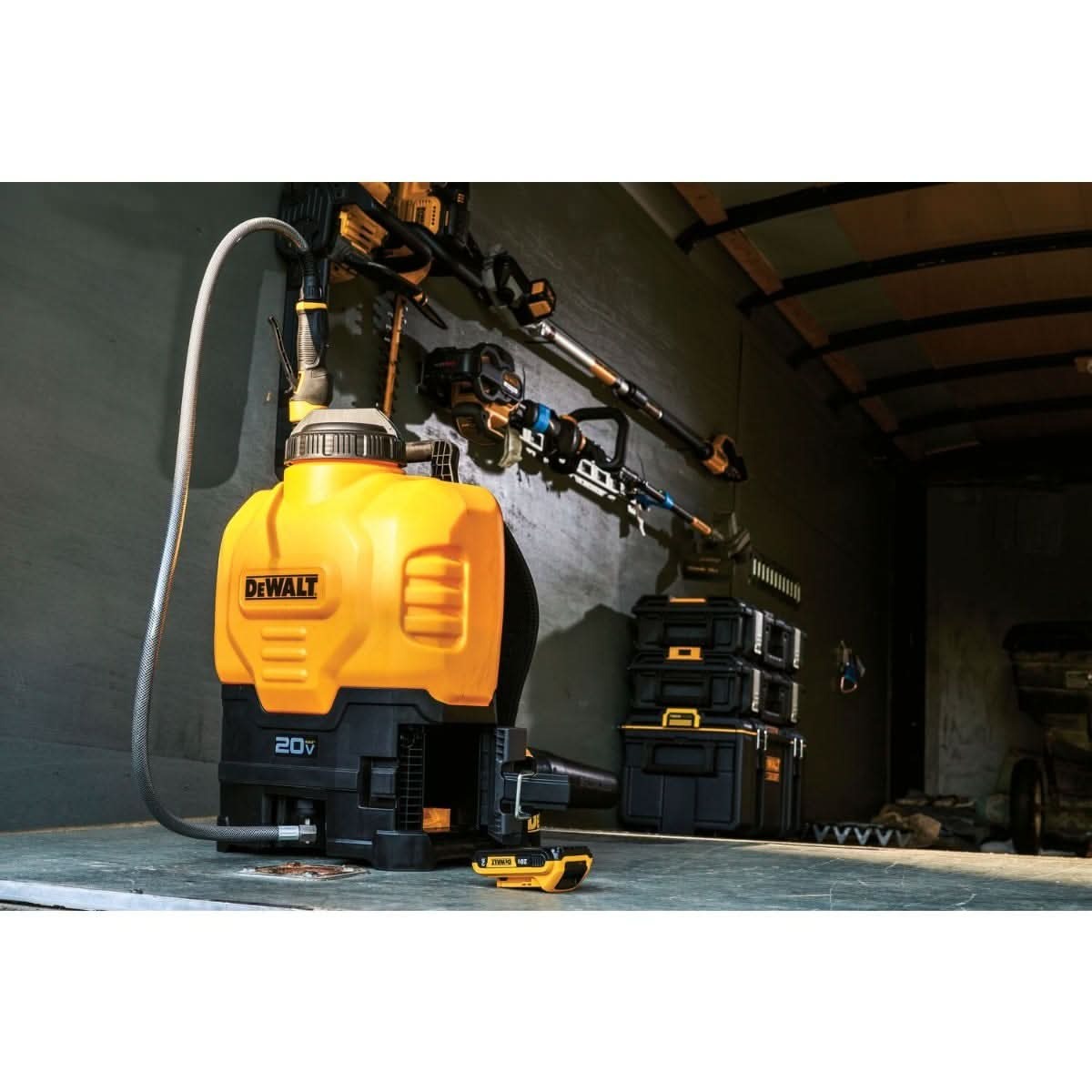 DeWalt DXSP190681B 20V MAX 4-Gallon Backpack Sprayer with 5.0Ah Battery