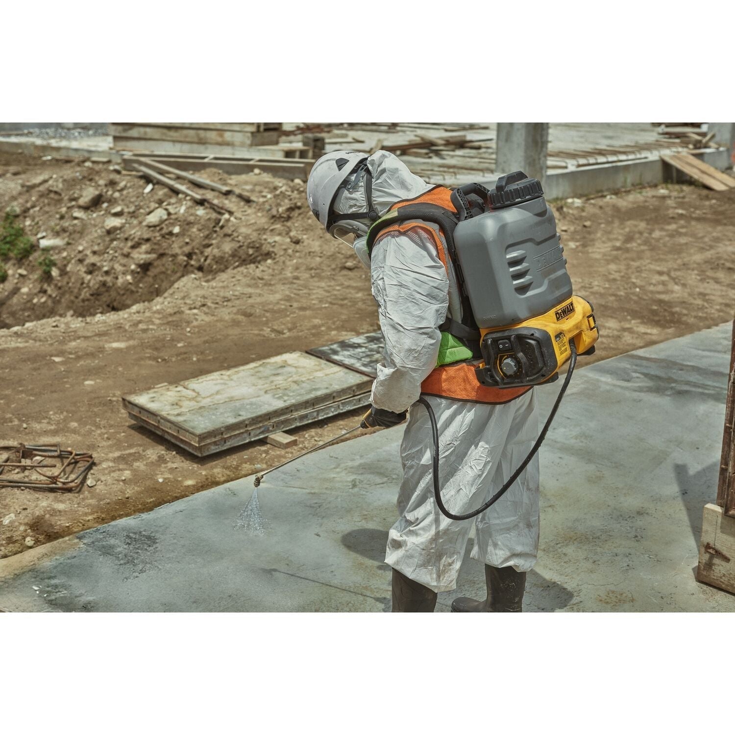 DeWALT DCCS1100GH1 20V MAX XR Concrete Chemical Sprayer 5.0Ah Kit