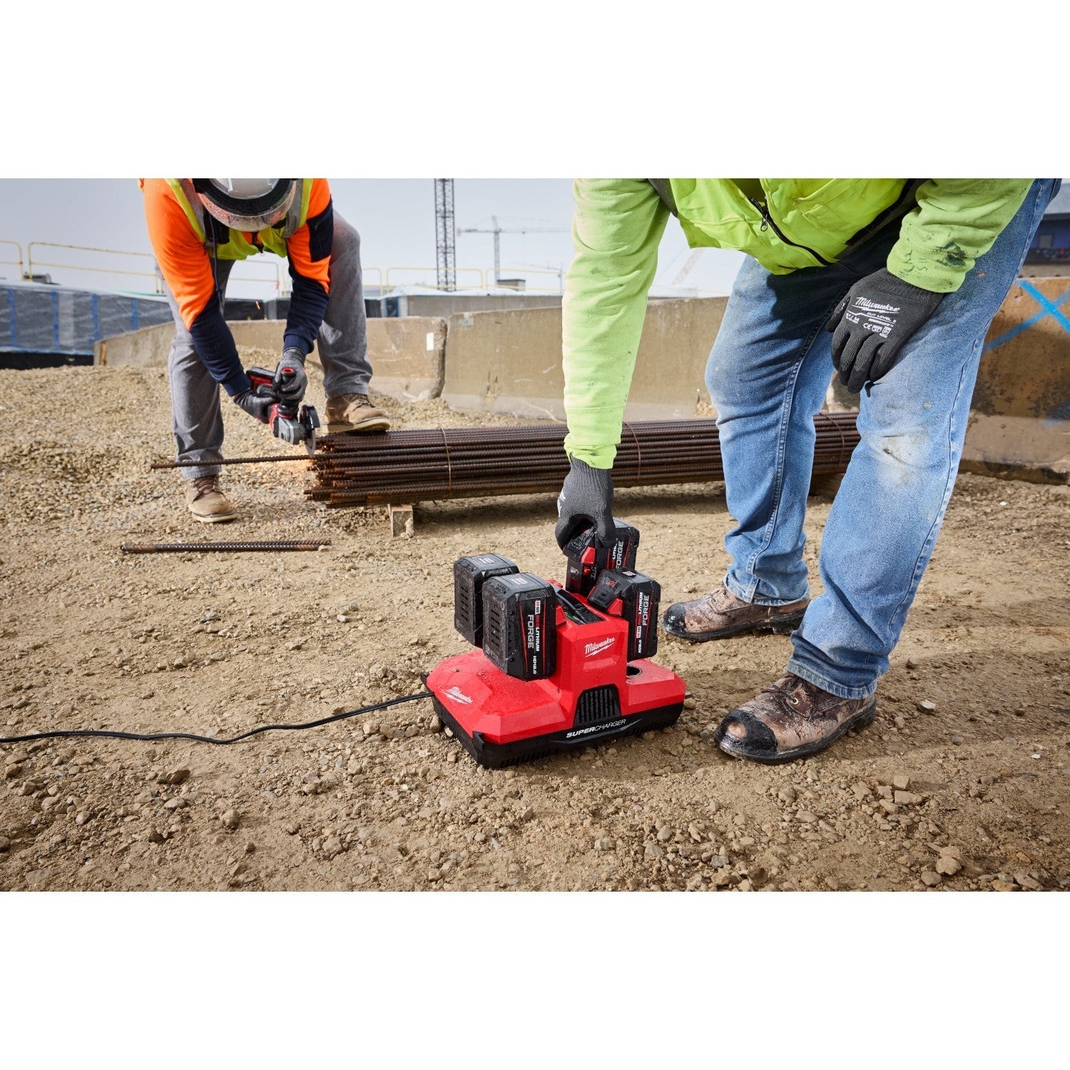 Milwaukee M18 & M12 Four Bay Simultaneous Super Charger w/ PACKOUT Compatibility (48-59-1818)