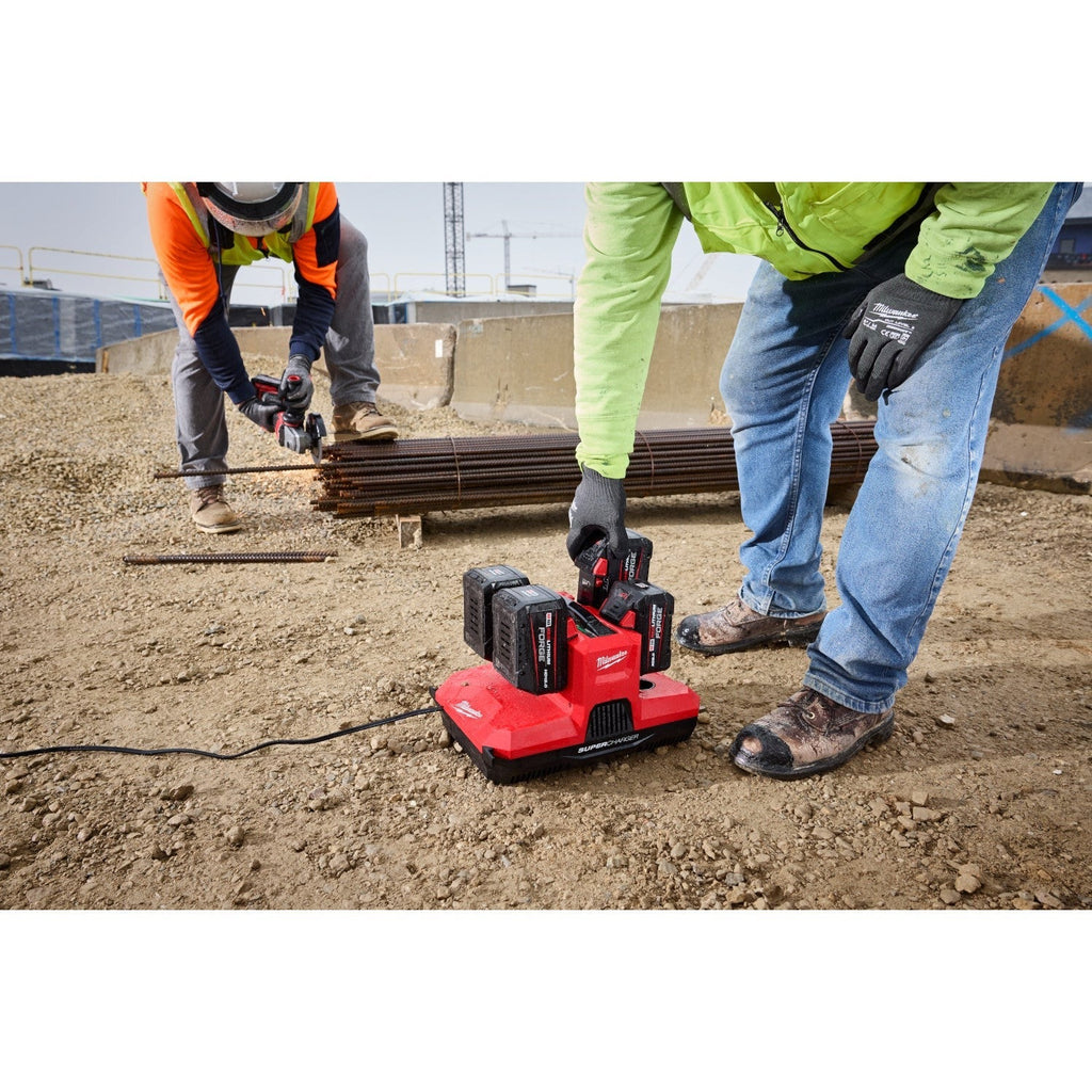 Milwaukee M18 & M12 Four Bay Simultaneous Super Charger w/ PACKOUT Compatibility (48-59-1818)