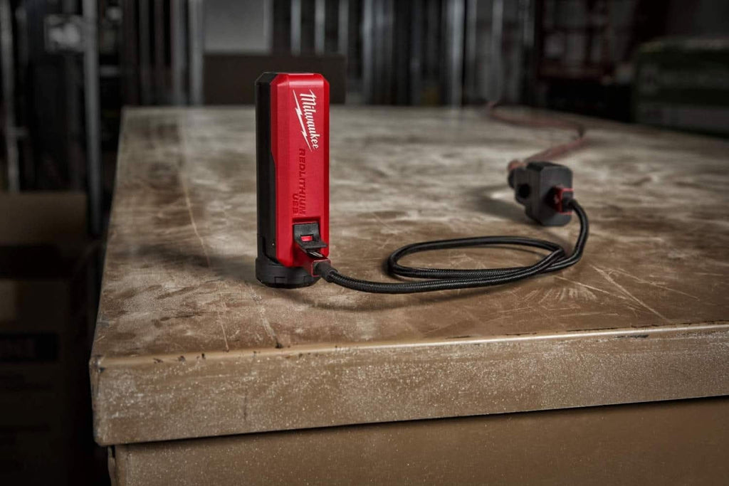 Milwaukee REDLITHIUM USB 1,100-Lumen Flashlight and Portable Power Source Kit