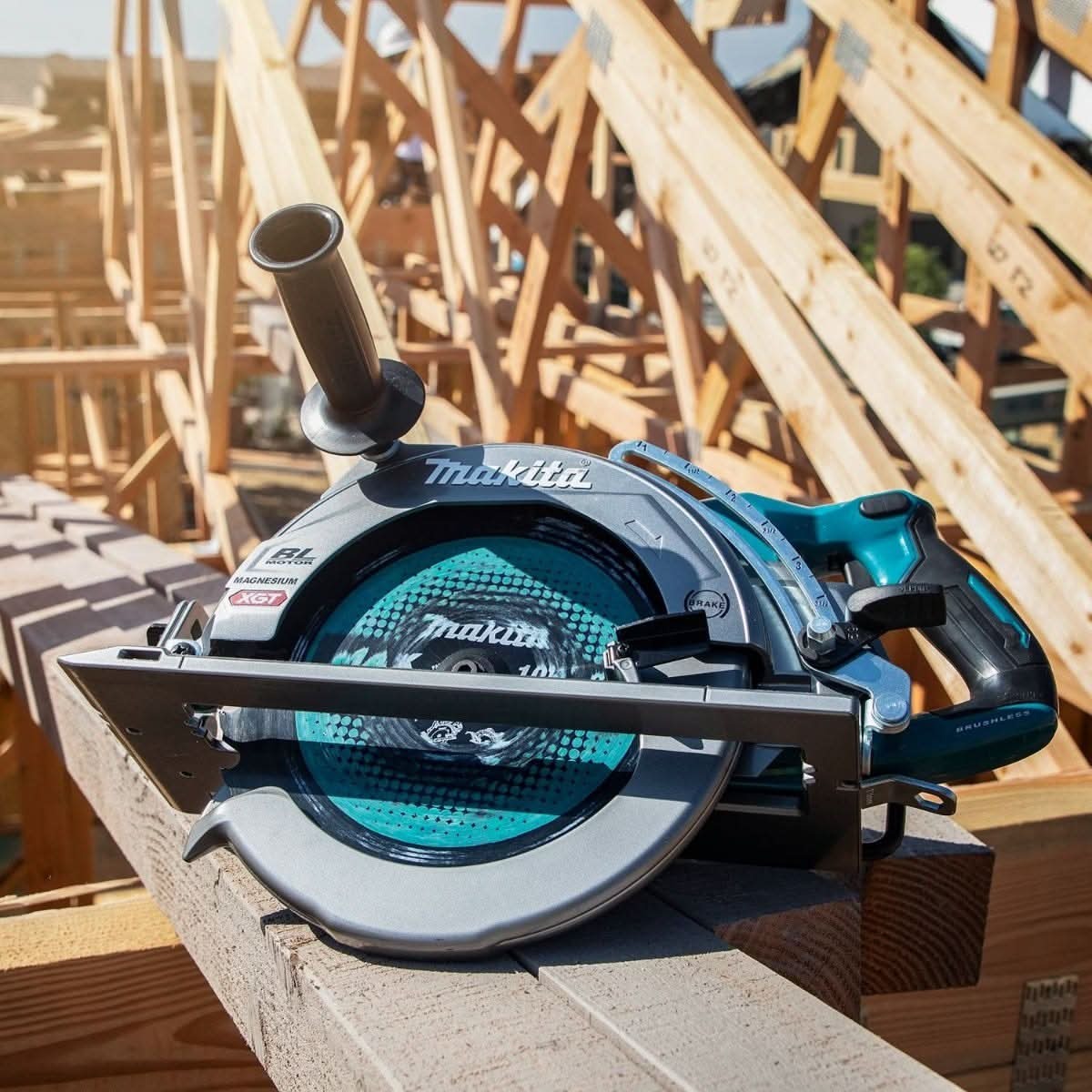 Makita 40V max XGT Brushless Rear Handle 10-1/4" AWS Circular Saw 4.0Ah Kit w/ 2-Batteries