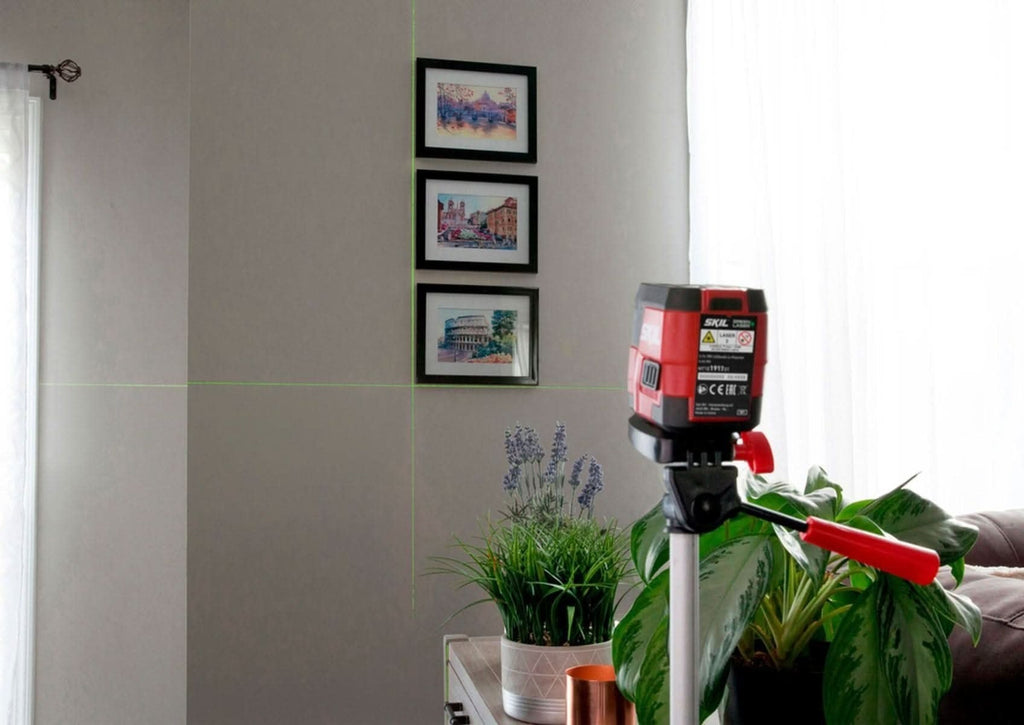 SKIL LL9324G-01 Self-leveling Green Cross Laser with Clamp