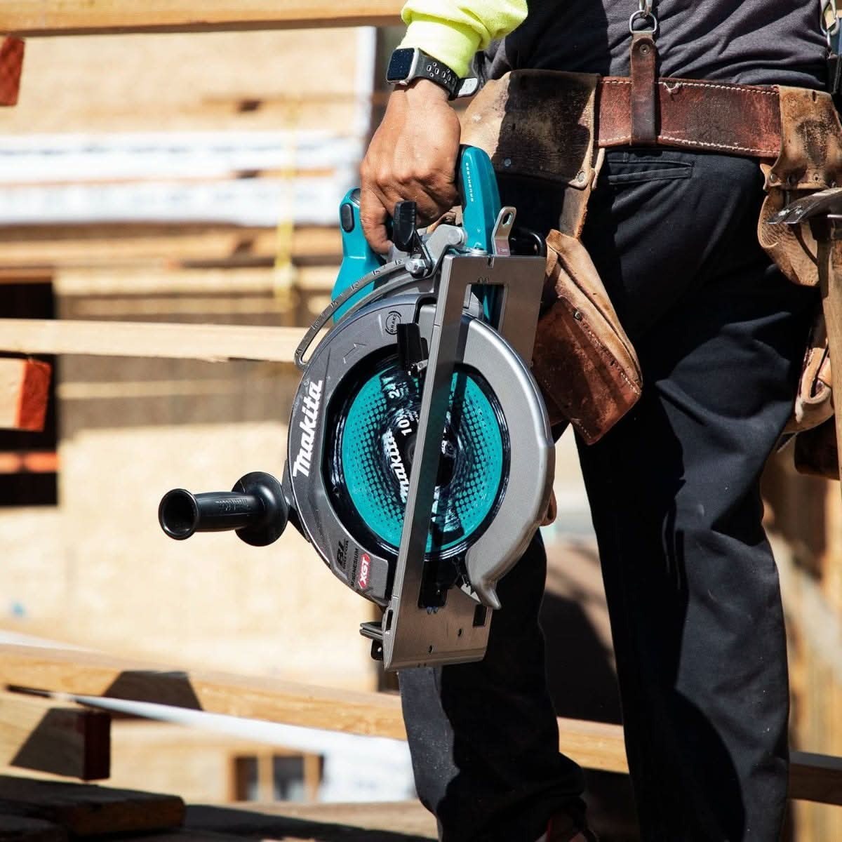 Makita 40V max XGT Brushless Rear Handle 10-1/4" AWS Circular Saw 4.0Ah Kit w/ 2-Batteries