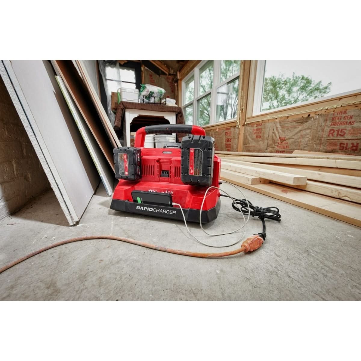 Milwaukee M18 PACKOUT 6-Bay Rapid Charger plus M18 REDLITHIUM XC 5.0Ah Battery Pack