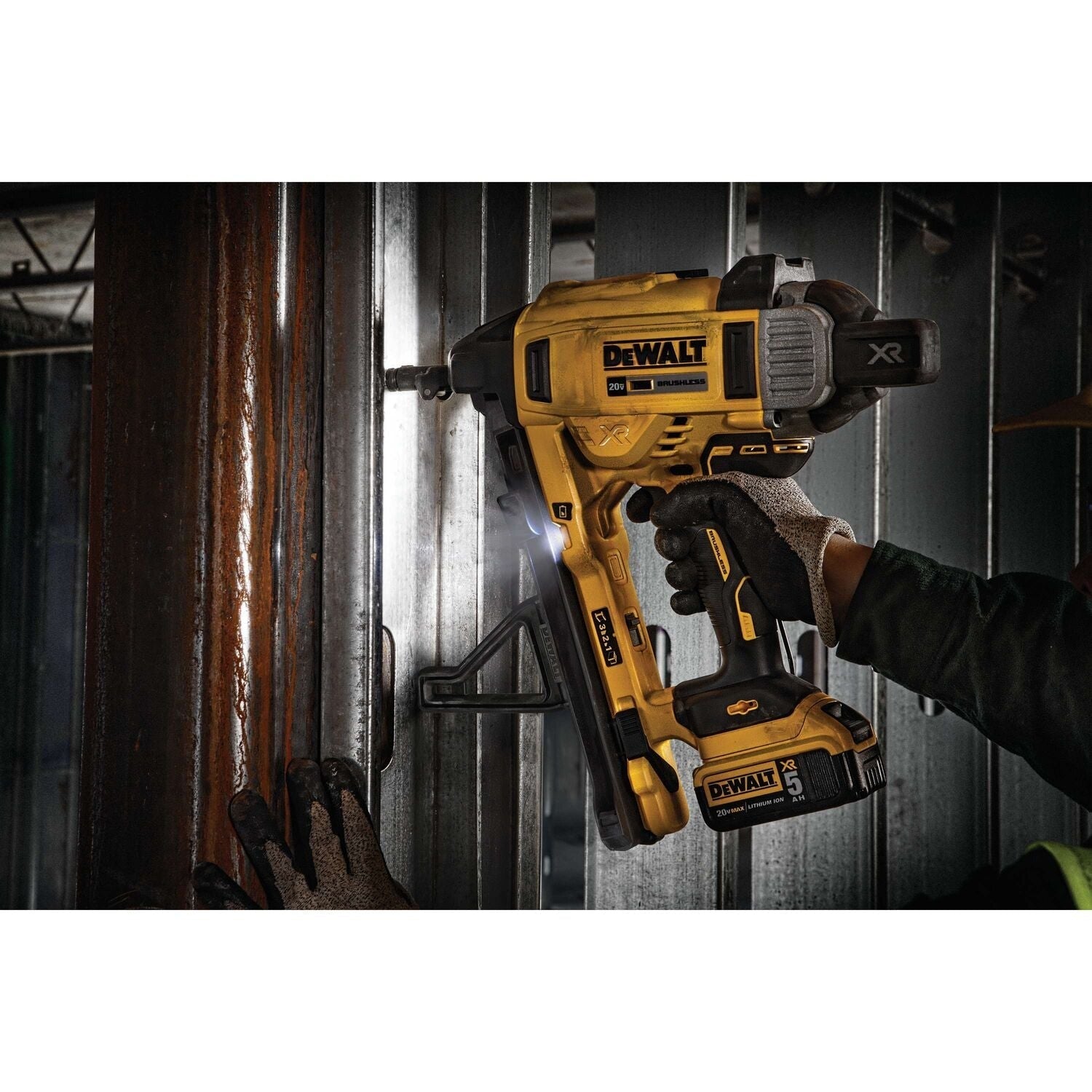 DeWALT 1-In. Magazine Cordless Concrete Nailer 5.0Ah Kit (DCN891P2)