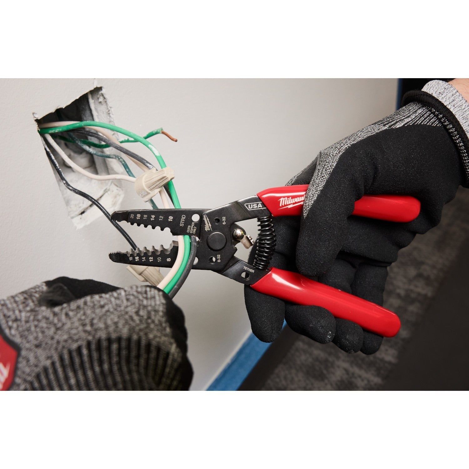 Milwaukee MT500-6P 6-Piece Dipped Grip Pliers, Wire Stripper, & Cushion Grip Screwdrivers PACKOUT Low-Profile Compact Organizer Set