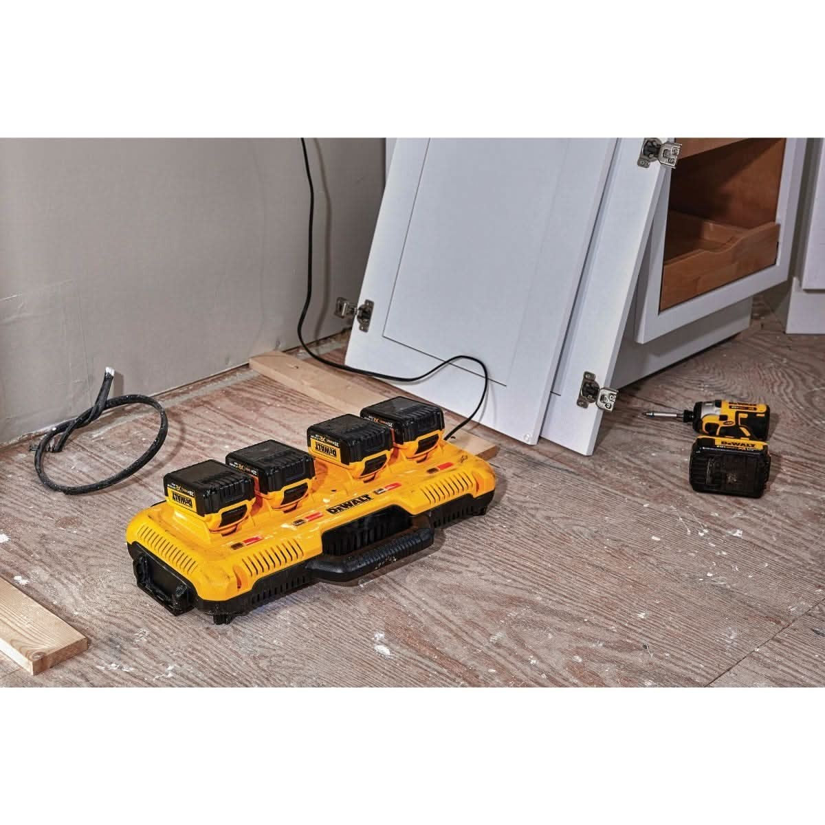 DeWalt DCB104 Multiport Simultaneous Fast Charger + 20V MAX 5.0Ah Battery 2-Pk
