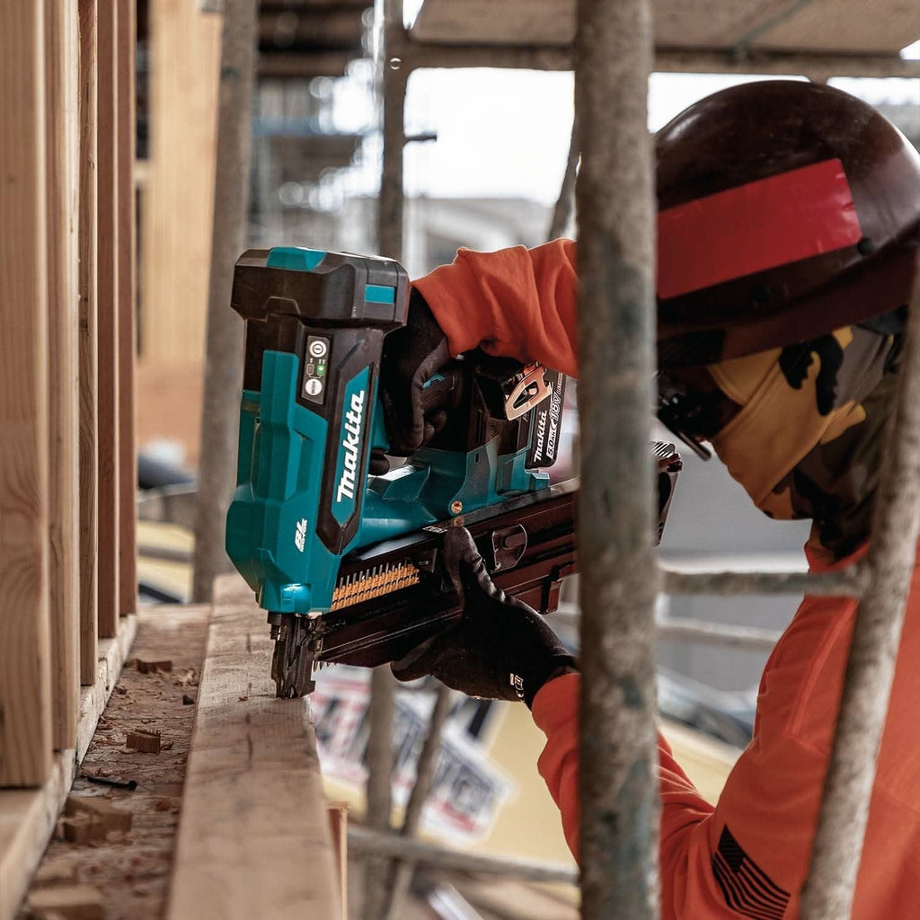 Makita XNB03M1 18V LXT Brushless 21-Degree Full Round Head 3-1/2-in. Framing Nailer 4.0Ah Kit