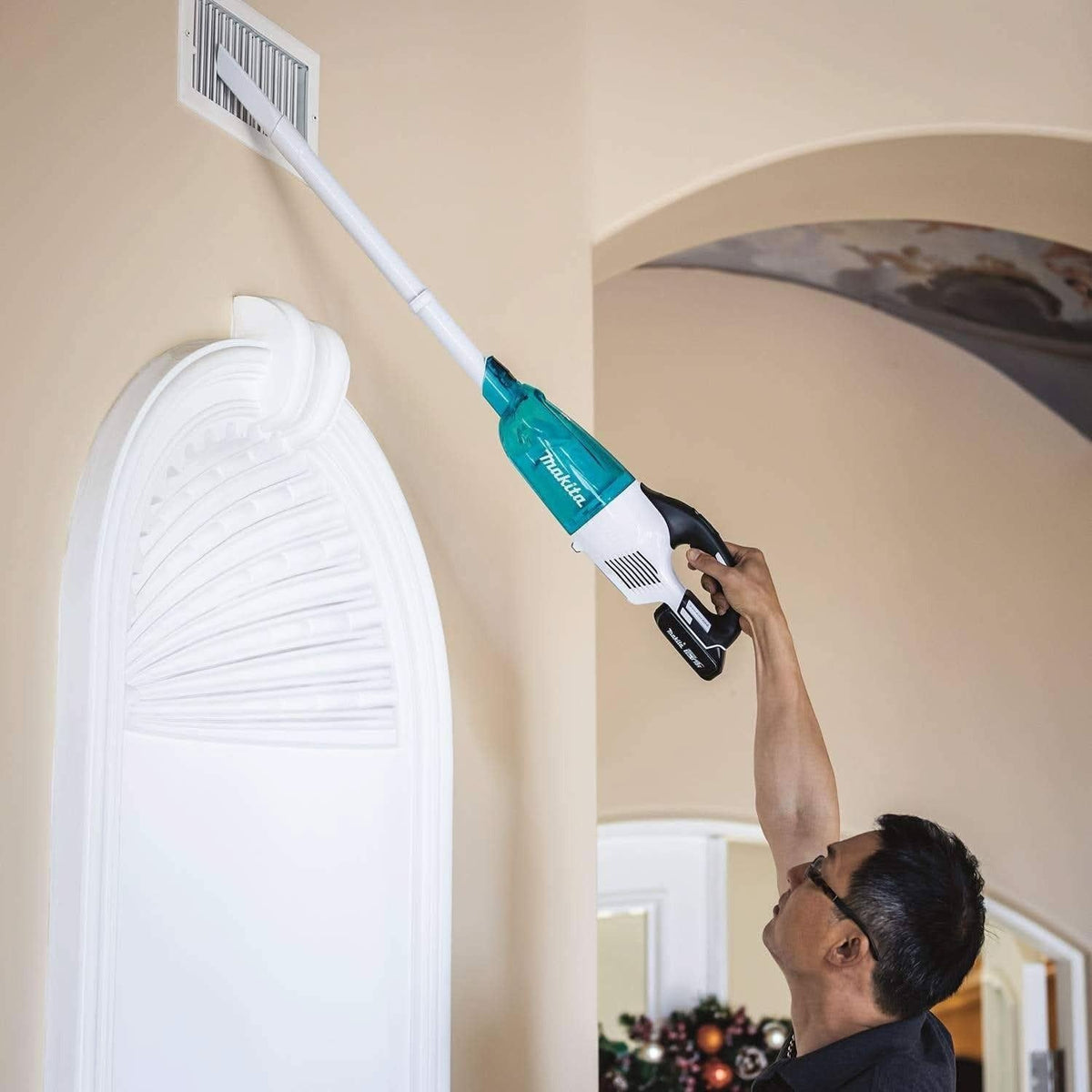 Makita XLC03R1WX4 18V LXT Lithium-ion Brushless Cordless Compact Stick Vacuum Kit, Trigger w/ Lock (2.0Ah)